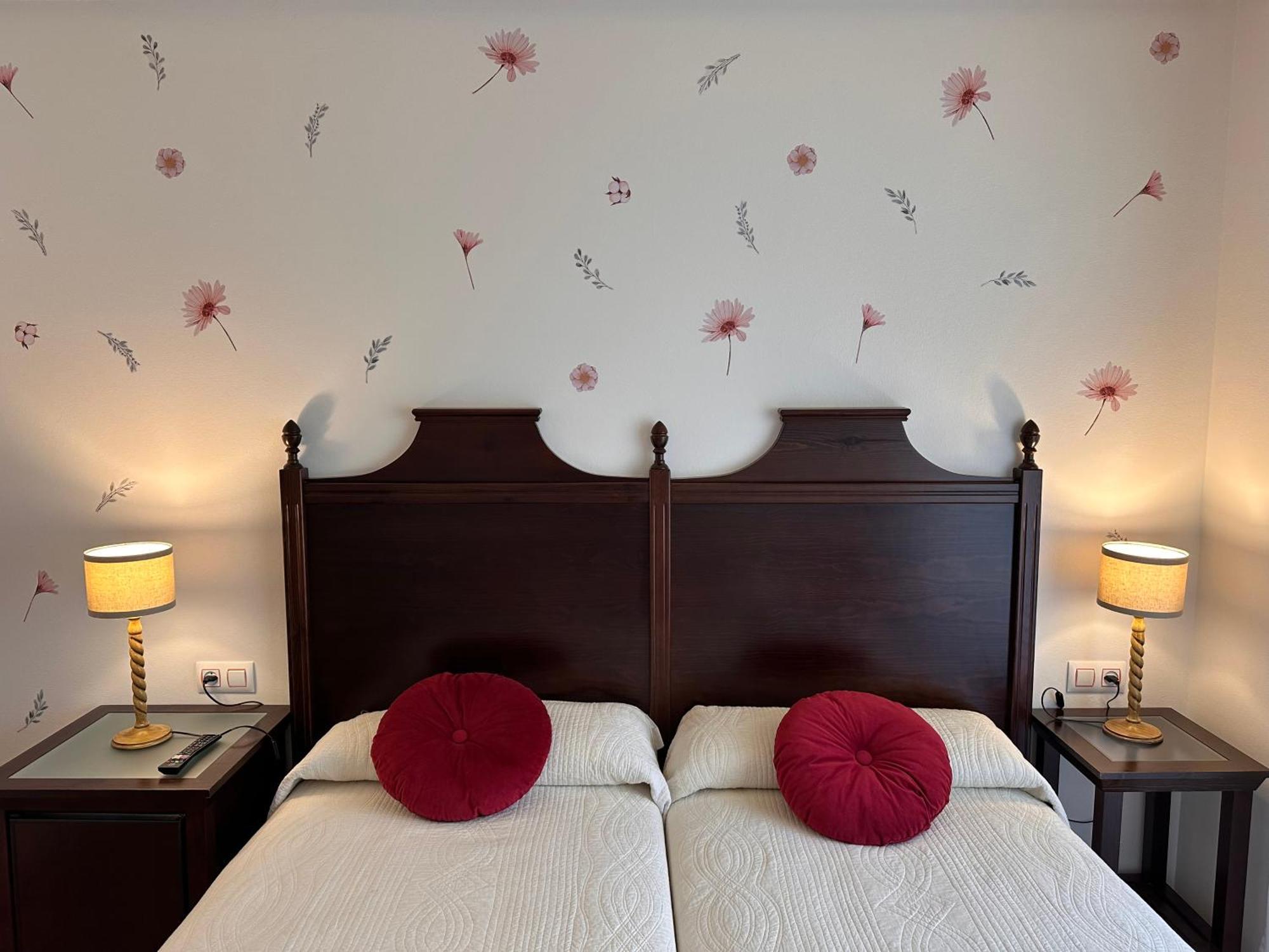 Hotel Y Apartamentos La Lonja Onís Dış mekan fotoğraf