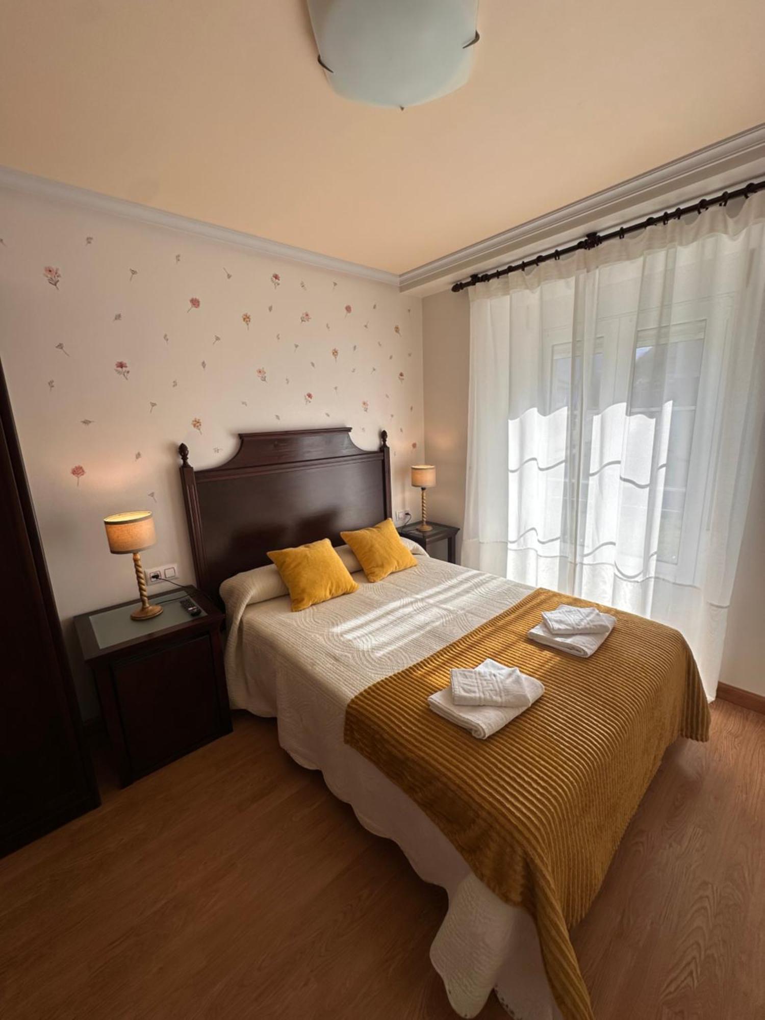 Hotel Y Apartamentos La Lonja Onís Dış mekan fotoğraf