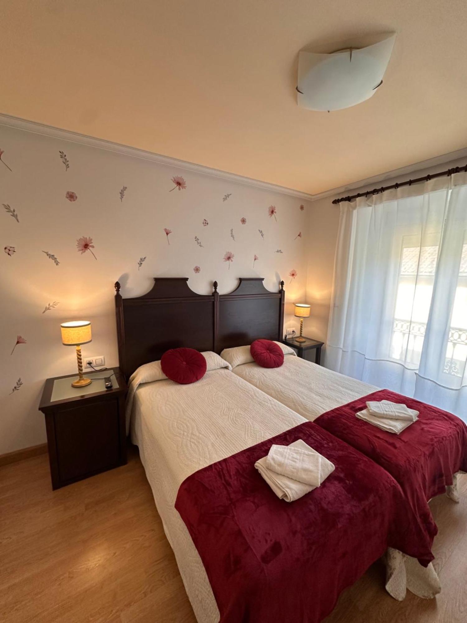 Hotel Y Apartamentos La Lonja Onís Dış mekan fotoğraf